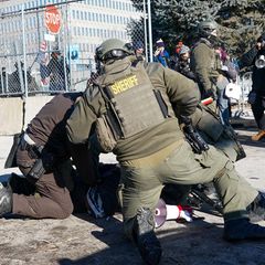 ICE-Beamte verhaften einen Demonstranten Ende Januar in Minneapolis (Archivbild)
