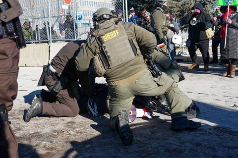 ICE-Beamte verhaften einen Demonstranten Ende Januar in Minneapolis (Archivbild)