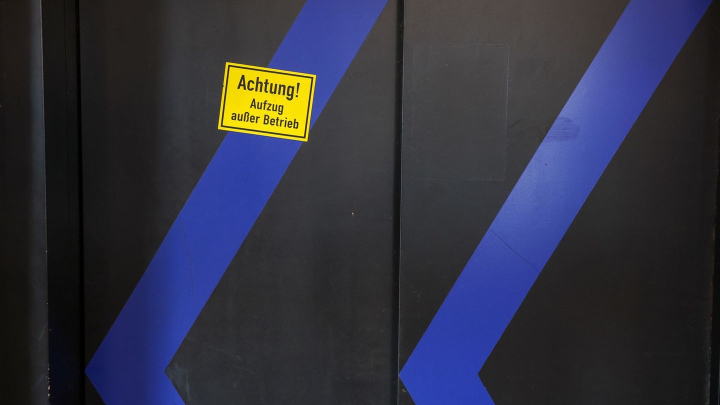 Wird ein gefährlicher Mangel festgestellt, muss der Aufzug teils umgehend stillgelegt werden. (Symbolbild) Foto: Jan Woitas/dpa