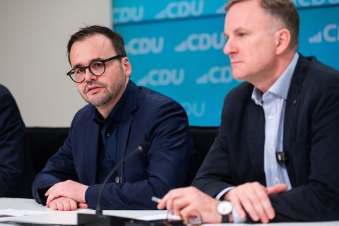 Steeven Bretz (rechts) folgt auf Jan Redmann als CDU-Landtagsfraktionschef in Brandenburg (Archivbild). Foto: Christophe Gateau/