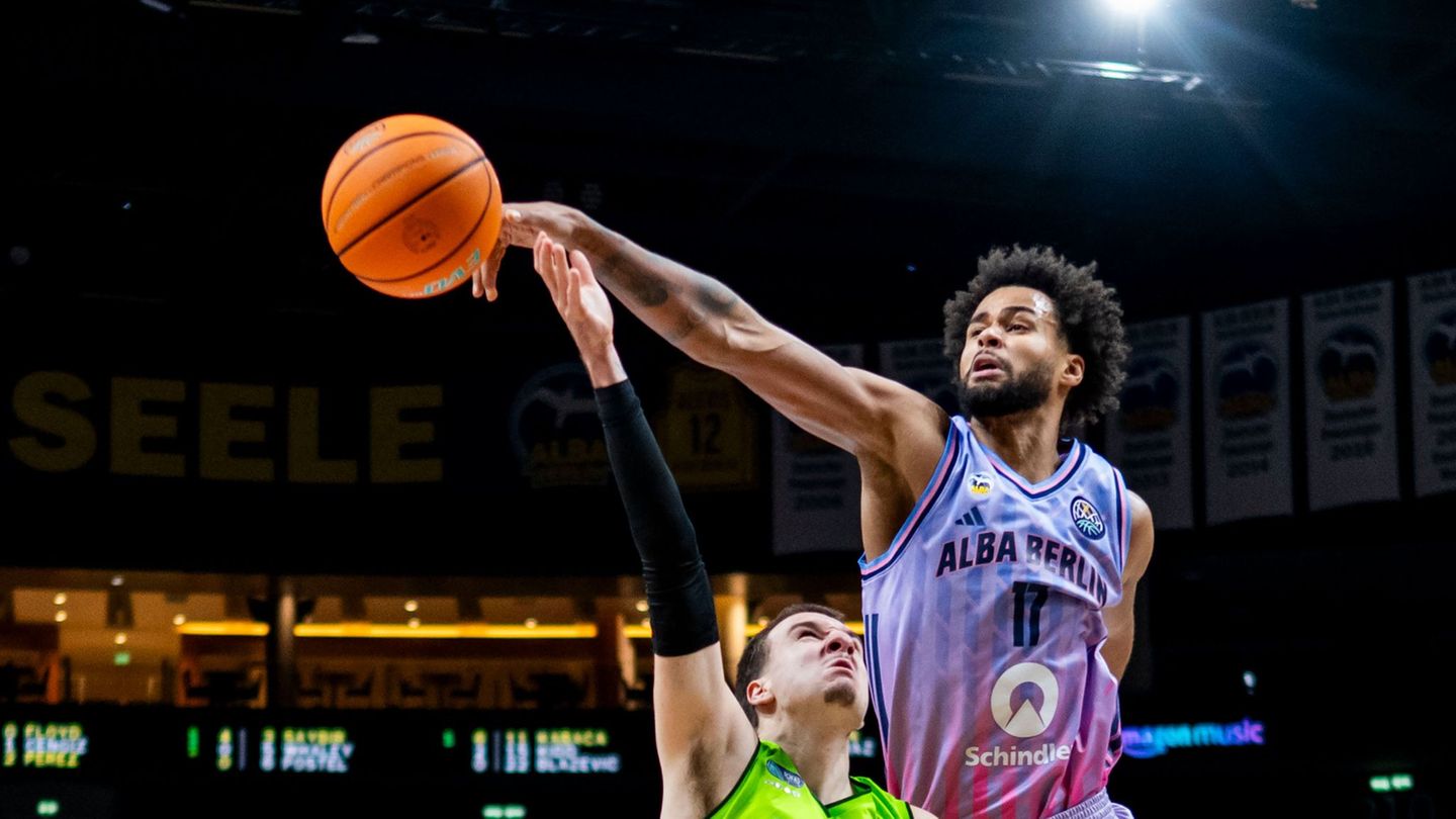 Alba-Center Norris Agbakoko hofft noch auf den Gruppensieg im Duell mit Athen Foto: Julius Frick/dpa