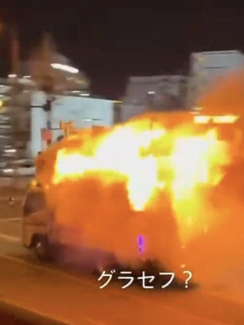 Ein brennender Lieferwagen