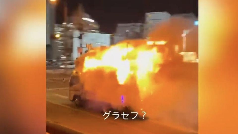 Ein brennender Lieferwagen