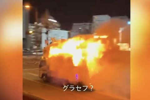 Ein brennender Lieferwagen