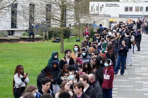 Menschen stehen an, um vorsorglich Antibiotika zu erhalten. Foto: Gareth Fuller/PA Wire/dpa