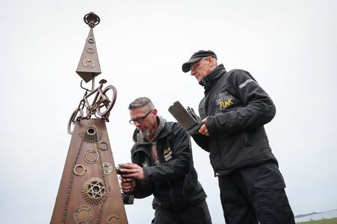 Die Künstler Andi Feldmann (rechts) und Marco Strahl haben das Kunstwerk gebaut. Foto: Christian Charisius/dpa