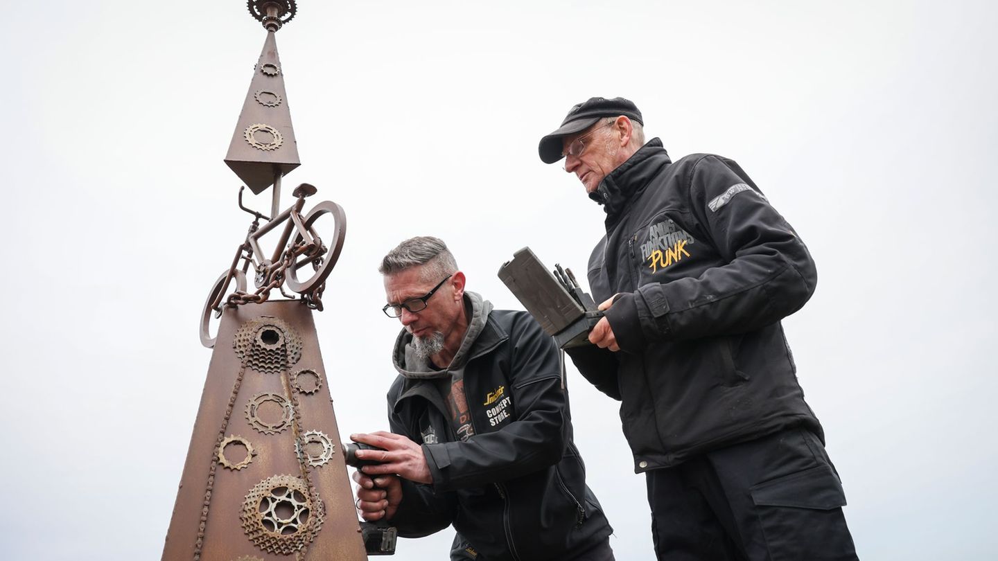 Die Künstler Andi Feldmann (rechts) und Marco Strahl haben das Kunstwerk gebaut. Foto: Christian Charisius/dpa