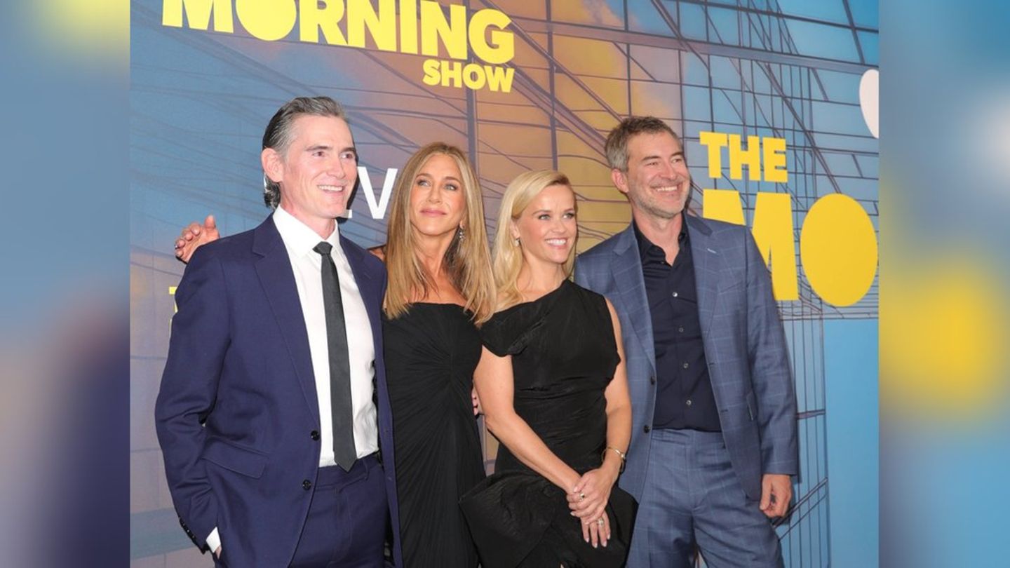 Jennifer Aniston (l.) und Reese Witherspoon mit ihren "The Morning Show"-Co-Stars Billy Crudup (l.) und Mark Duplass.