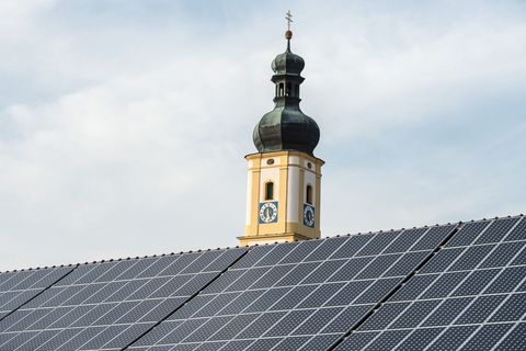 Der Ausbau der Solarenergie ist ein wichtiger Bestandteil der bayerischen Energiestrategie. (Illustration) Foto: picture allianc