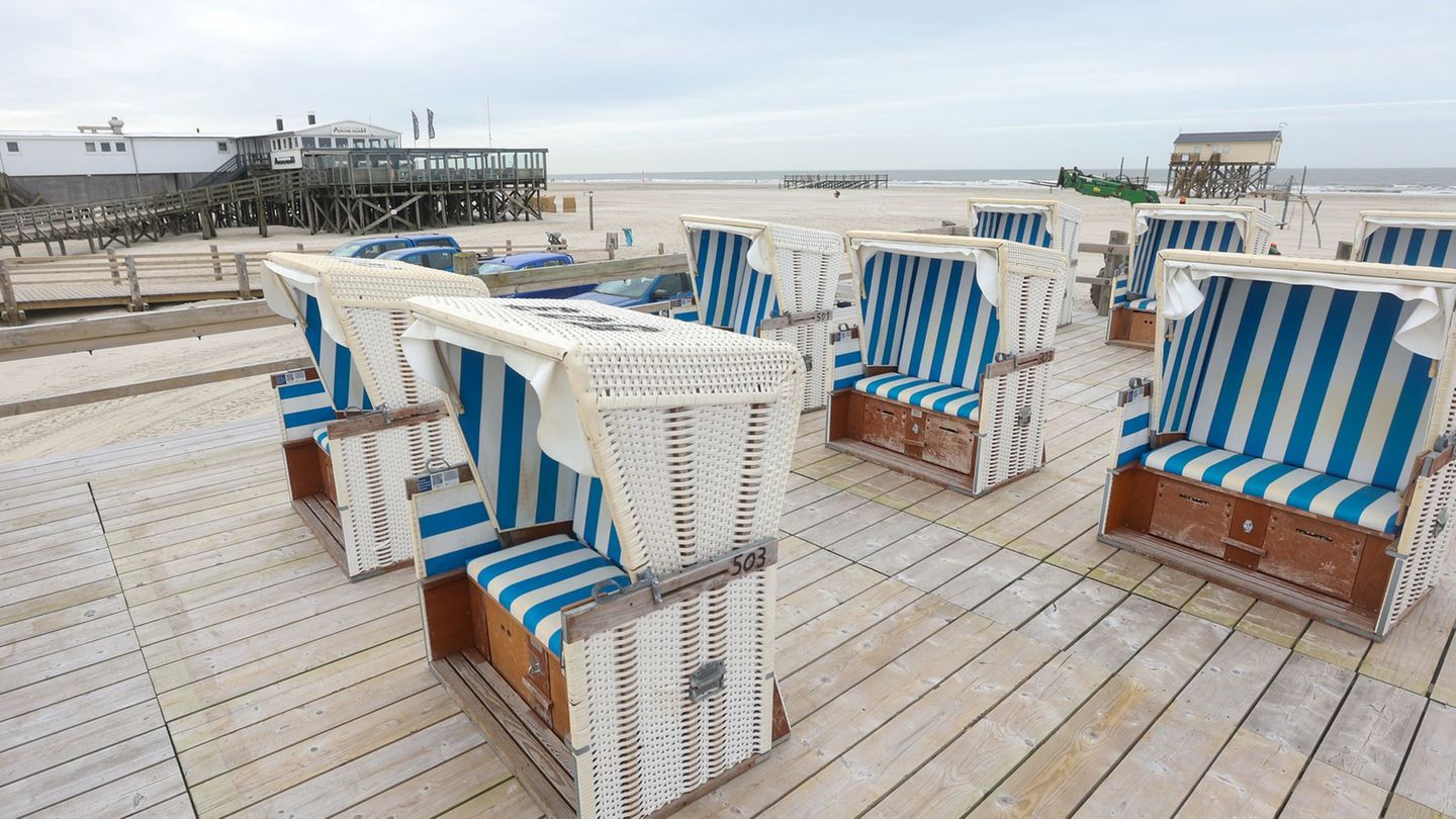 In St. Peter-Ording wurden die ersten Strandkörbe aufgestellt. Foto: Bodo Marks/dpa