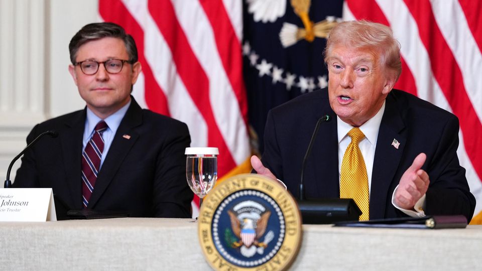 Mike Johnson neben Donald Trump