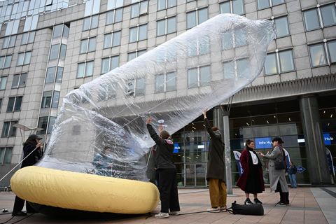 Das Kondom ist mit Luft gefüllt. Foto: Markus Lenhardt/dpa