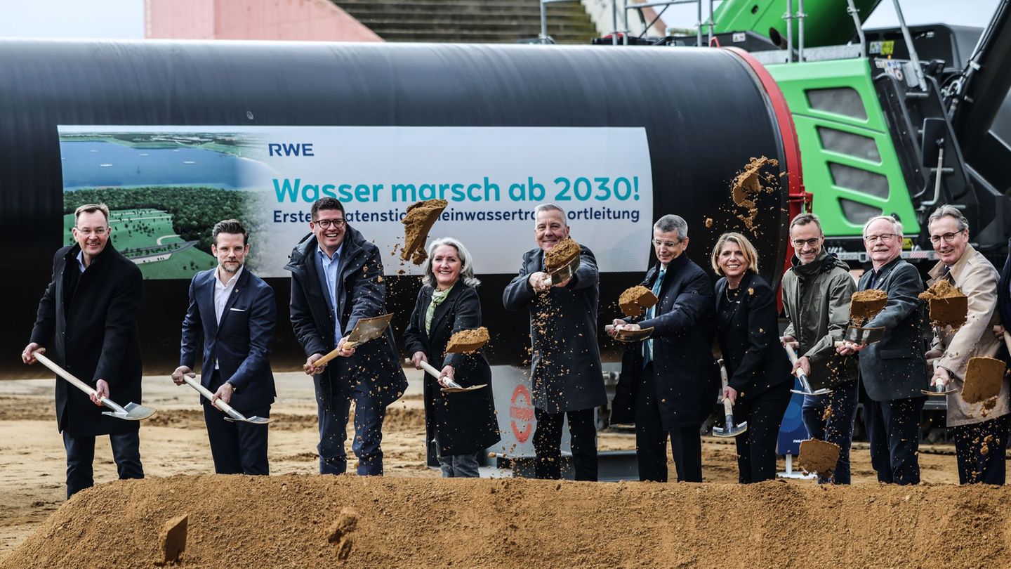 Ab 2030 soll rund 40 Jahre lang Rheinwasser in den Tagebau Hambach fließen, damit ein See daraus wird. Foto: Oliver Berg/dpa