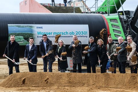 Ab 2030 soll rund 40 Jahre lang Rheinwasser in den Tagebau Hambach fließen, damit ein See daraus wird. Foto: Oliver Berg/dpa