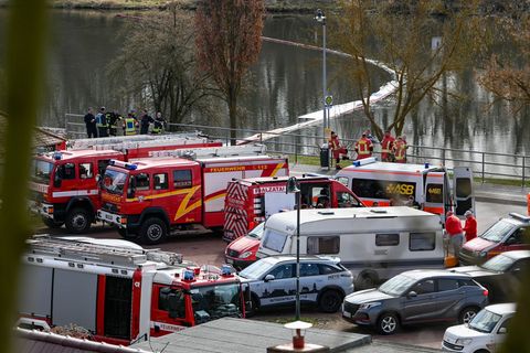 Eine ölhaltige Substanz breitete sich auf der Saale zwischen Brachwitz und Wettin aus. Foto: Heiko Rebsch/dpa