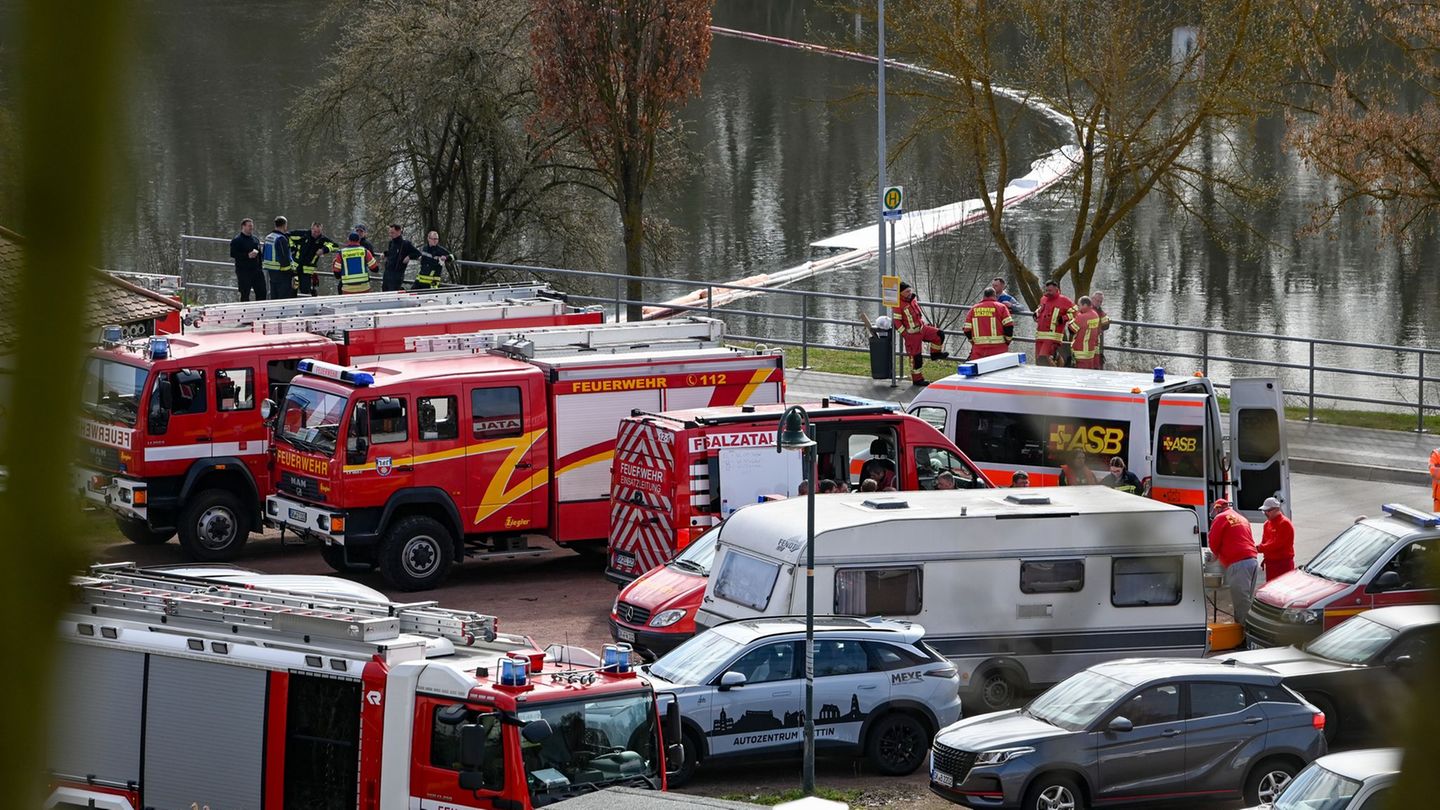 Eine ölhaltige Substanz breitete sich auf der Saale zwischen Brachwitz und Wettin aus. Foto: Heiko Rebsch/dpa