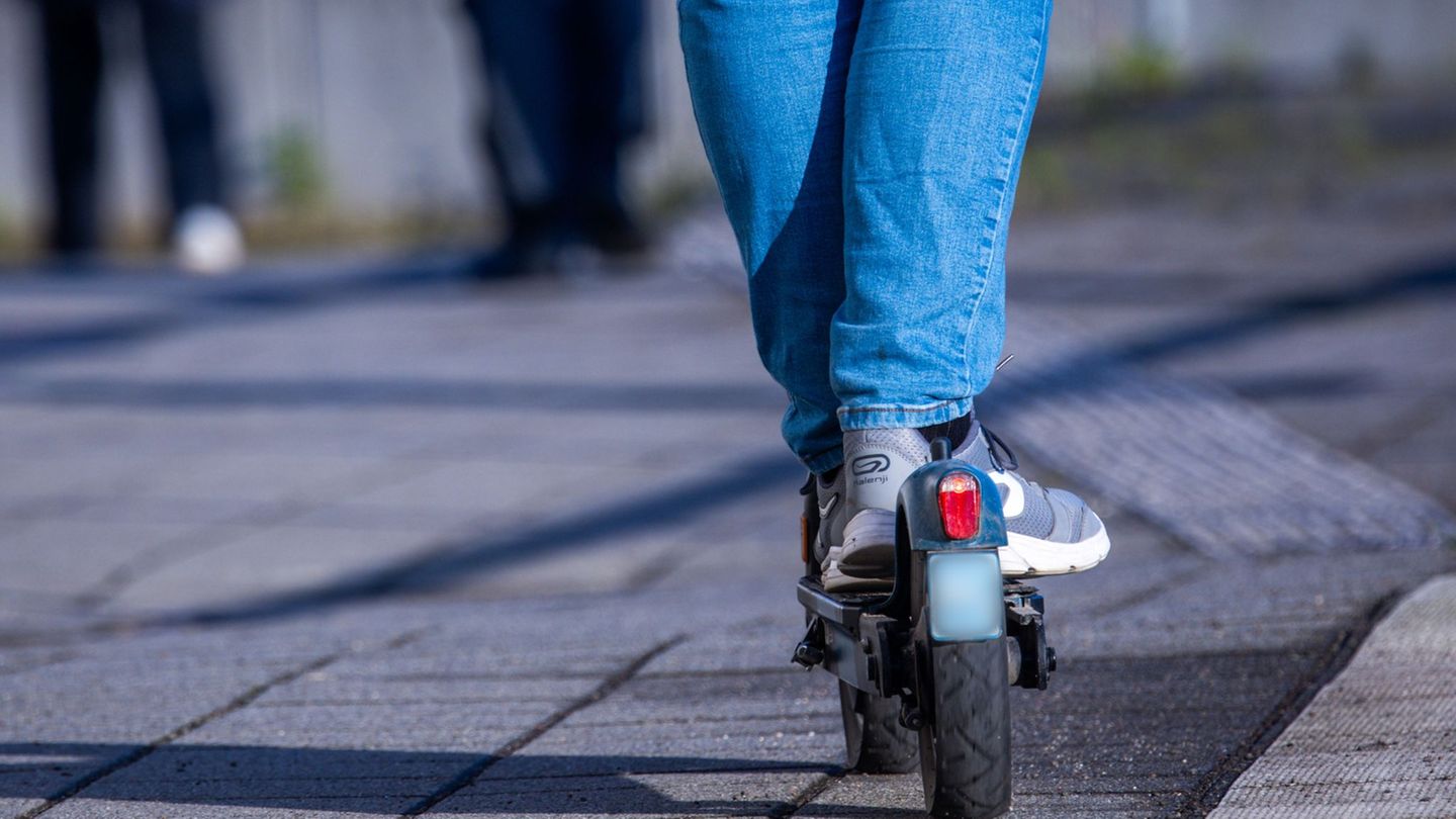 Die beiden Jugendlichen sollen zu zweit auf einem E-Scooter unterwegs gewesen sein. (Symbolbild) Foto: Jens Büttner/dpa