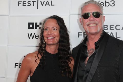 James Hetfield mit Partnerin Adriana Gillett im Sommer 2025.