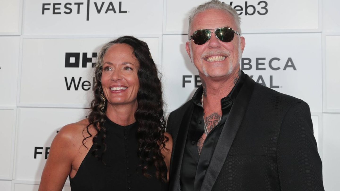 James Hetfield mit Partnerin Adriana Gillett im Sommer 2025.