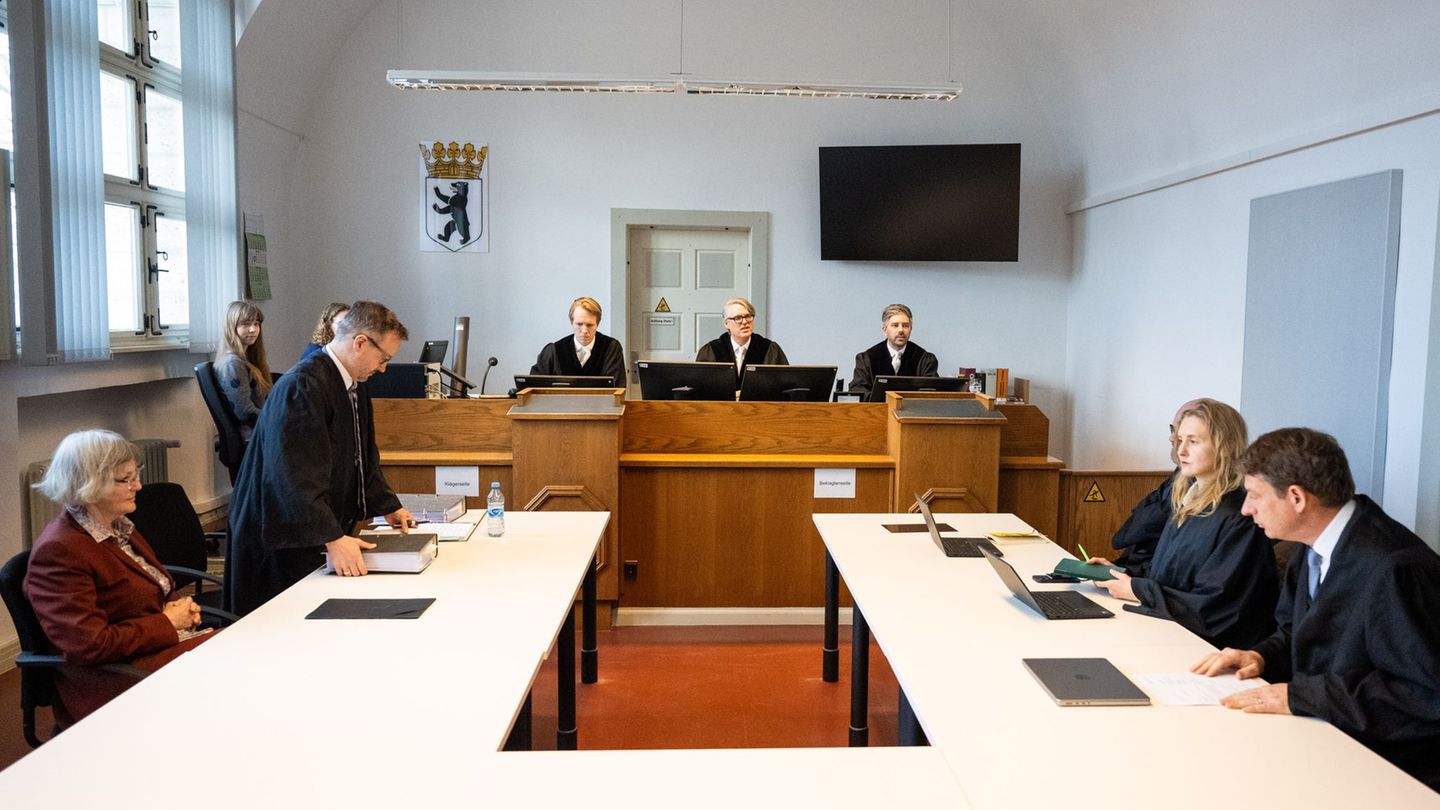 Die Prozessbeteiligten kommen im Landgericht II in einen Gerichtssaal. Foto: Christophe Gateau/dpa