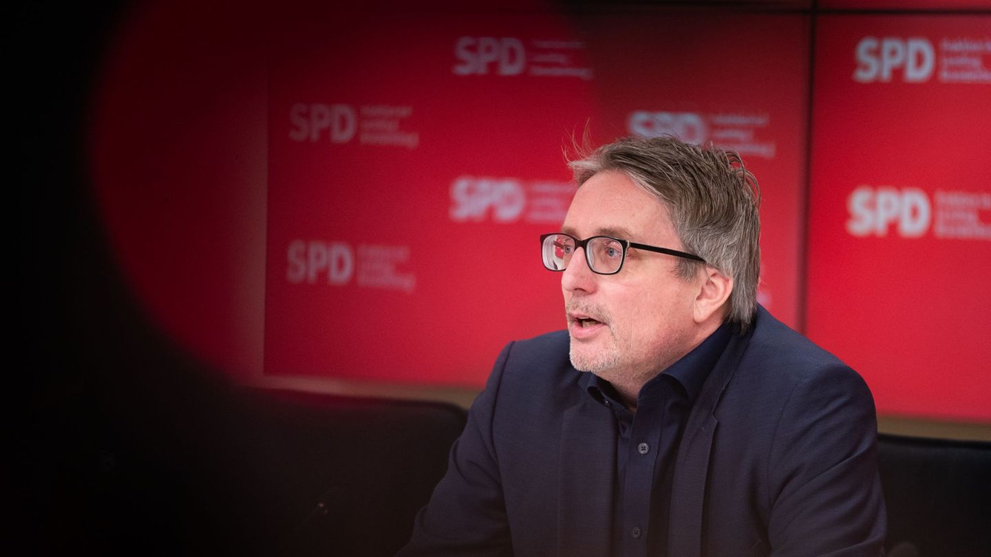 Brandenburgs SPD-Fraktionsvorsitzender Björn Lüttmann stellt erste Sparpläne von SPD und CDU vor. (Archivbild) Foto: Christophe
