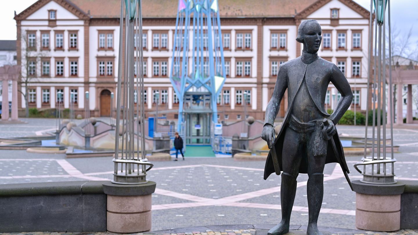 Die Stadt Pirmasens plant, am Exerzierplatz eine Videoüberwachung einzurichten. (Archivbild) Foto: Uwe Anspach/dpa