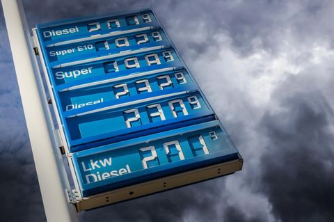 Eine blaue Tankstellenanzeige zeigt die Benzinpreise. Der Diesel im Bild kostet 2,19 Euro
