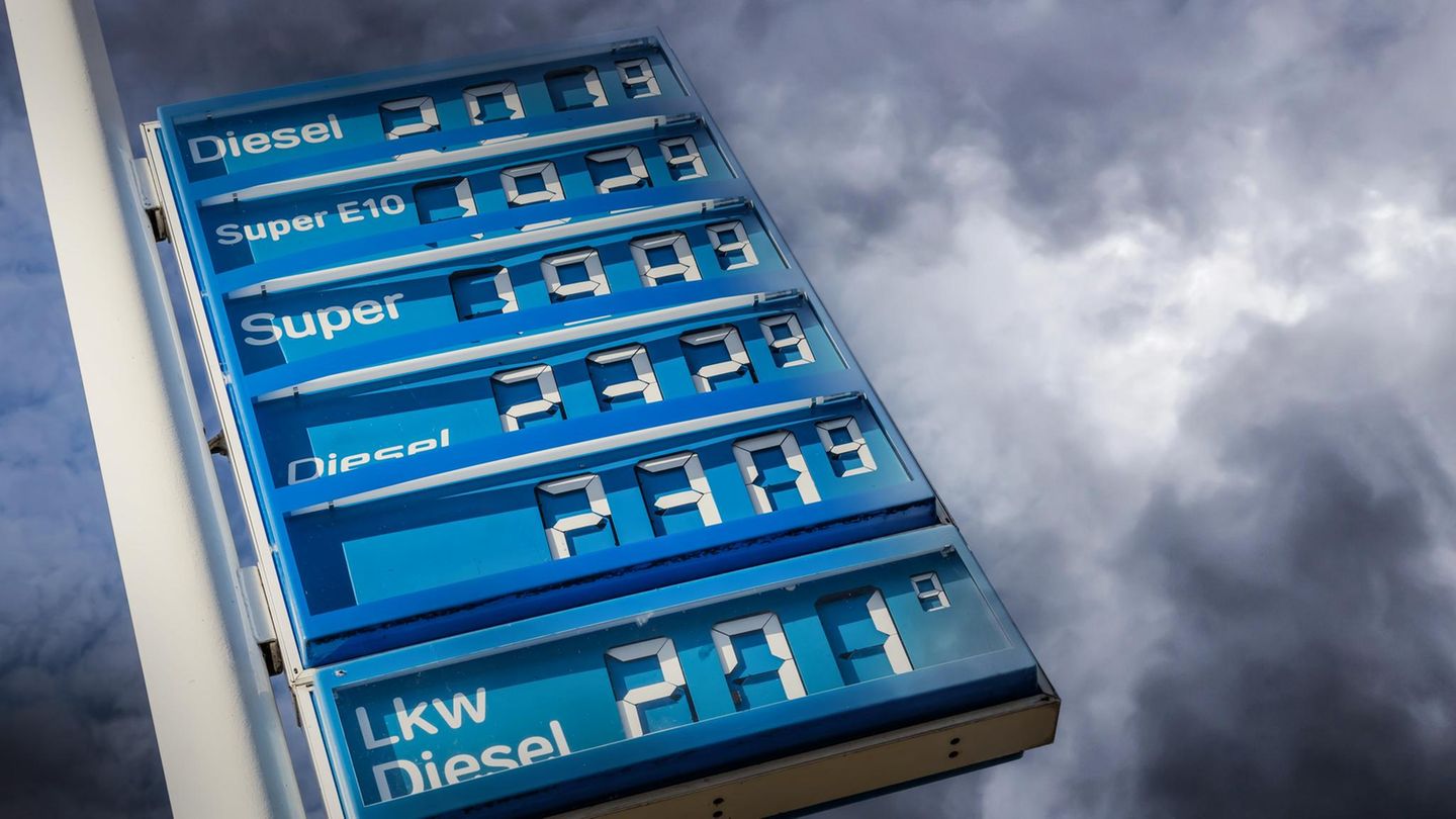 Eine blaue Tankstellenanzeige zeigt die Benzinpreise. Der Diesel im Bild kostet 2,19 Euro