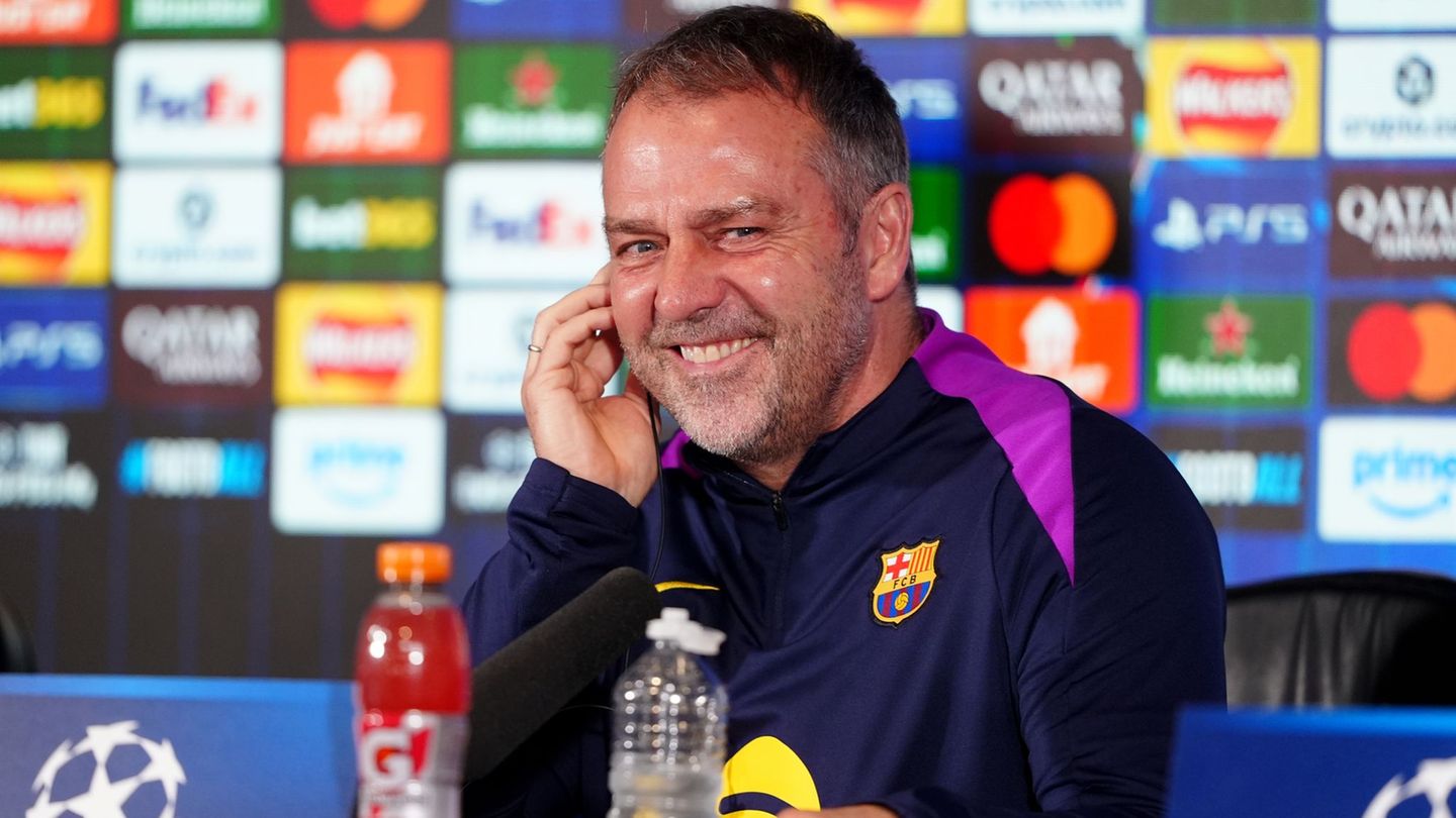 Hansi Flick bleibt weiter in Barcelona. (Archivbild) Foto: Owen Humphreys/PA Wire/dpa