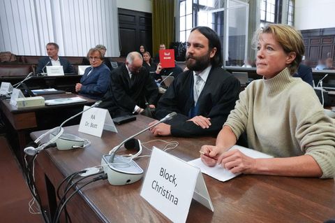 Christina Block und ihr Verteidiger Ingo Bott sitzen im Gerichtssaal