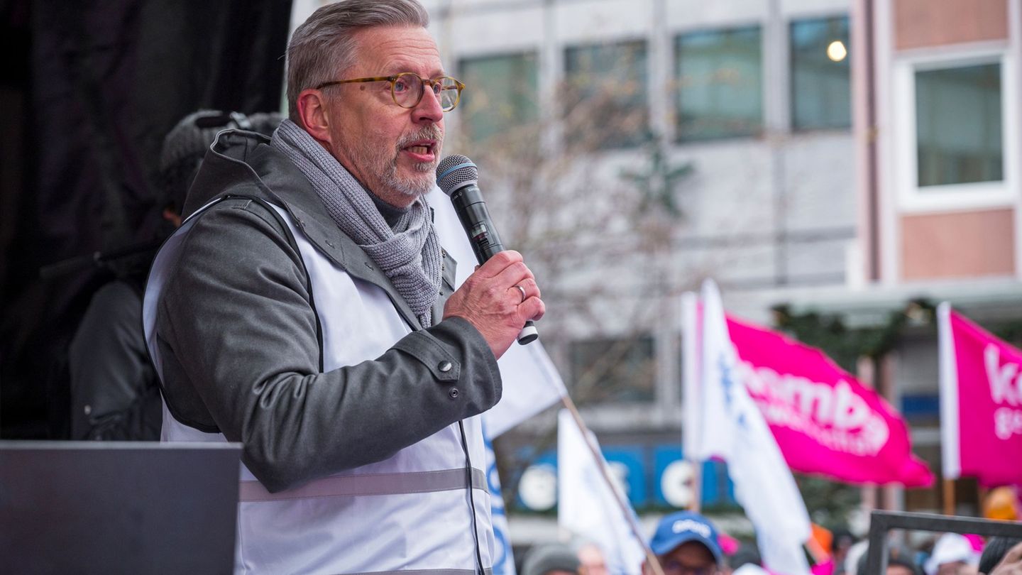 Der Vorsitzende des Bayerischen Beamtenbundes, Rainer Nachtigall, macht seit Wochen Stimmung gegen die geplante Verzögerung bei