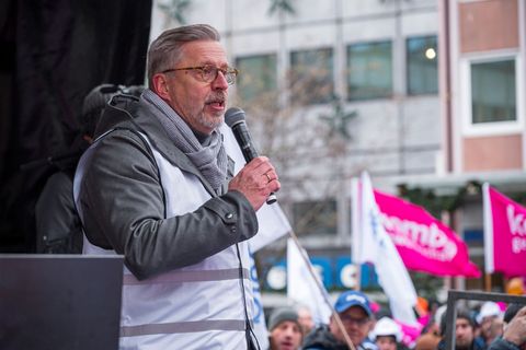 Der Vorsitzende des Bayerischen Beamtenbundes, Rainer Nachtigall, macht seit Wochen Stimmung gegen die geplante Verzögerung bei