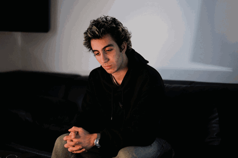 Sam Askari schaut in die Kamera