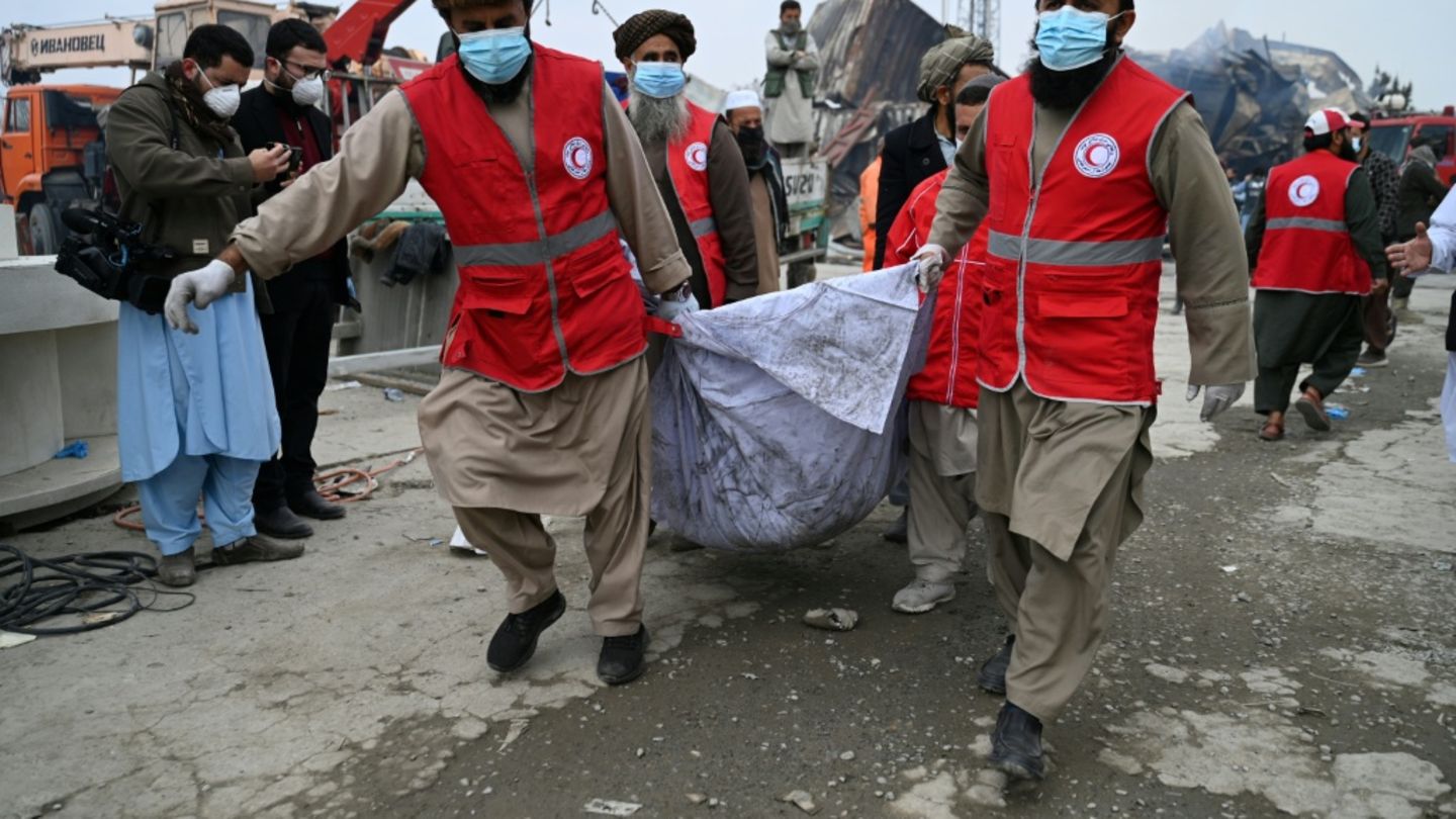 Rettungskräfte bergen eine Leiche