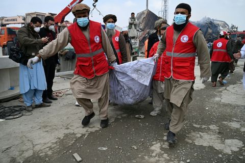Rettungskräfte bergen eine Leiche
