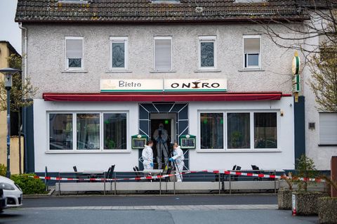Spurensicherung der Polizei am Bistro „Onyro“ in Raunheim bei Frankfur