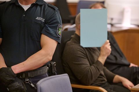Der Angeklagte ist seit der Tat vom Dienst suspendiert. (Archivbild) Foto: Bernd Thissen/dpa