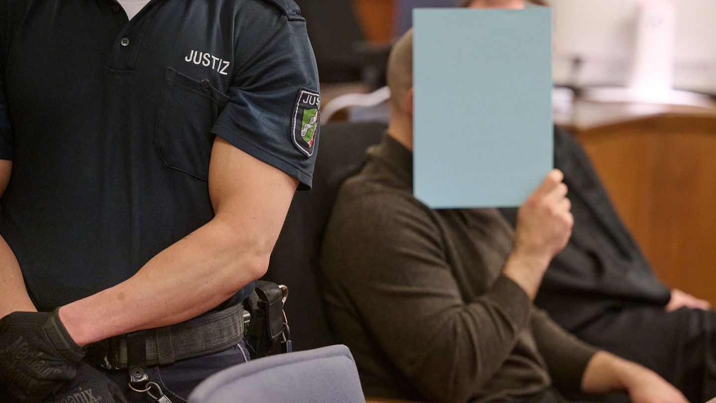 Der Angeklagte ist seit der Tat vom Dienst suspendiert. (Archivbild) Foto: Bernd Thissen/dpa