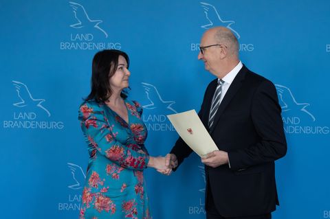 Brandenburgs Ministerpräsident Dietmar Woidke (SPD) hat Gesundheitsministerin Britta Müller (parteilos) verabschiedet. Foto: Soe