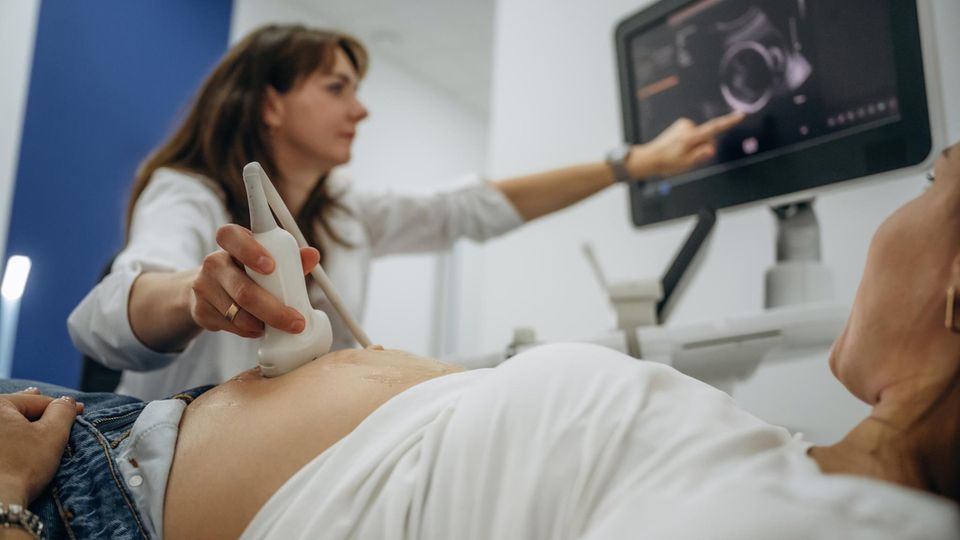 Ein Ultraschall bei einer schwangeren Frau.