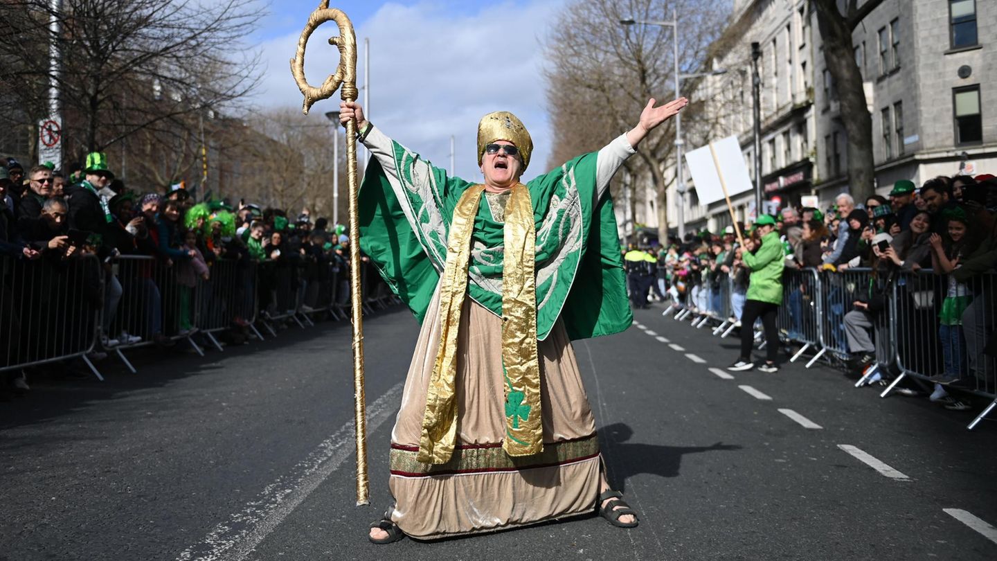 Ein Schauspieler tritt am St. Patrick's Day als St. Patrick auf