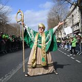 Ein Schauspieler tritt am St. Patrick's Day als St. Patrick auf