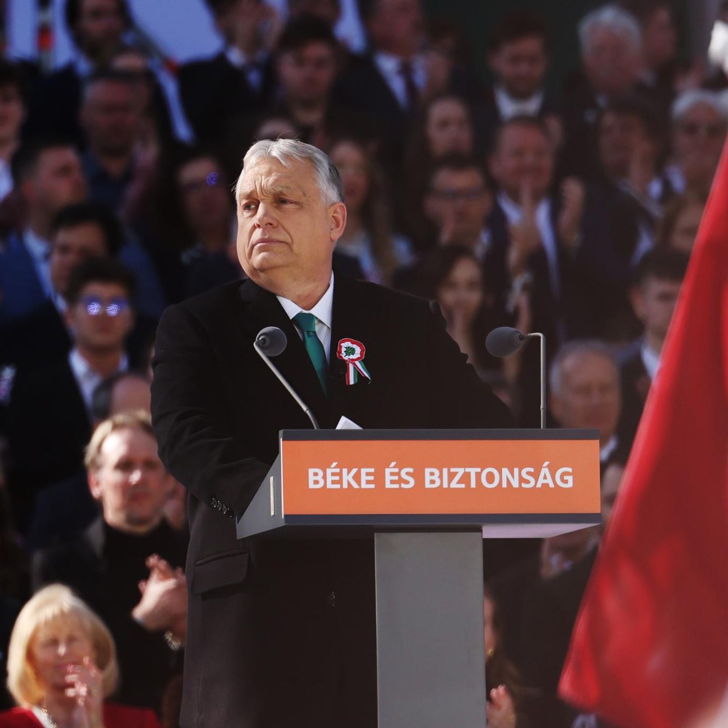 Viktor Orban am Redepult in Ungarn