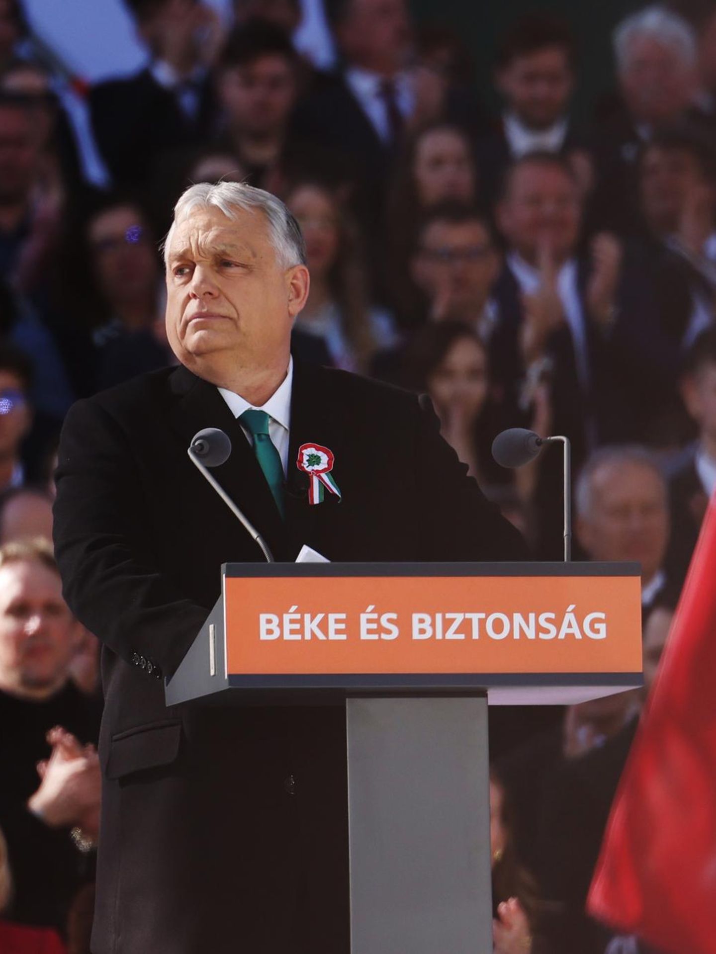 Viktor Orban am Redepult in Ungarn