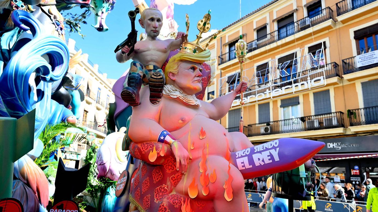 Figuren von Donald Trump und Wladimir Putin bei den Fallas in Valencia