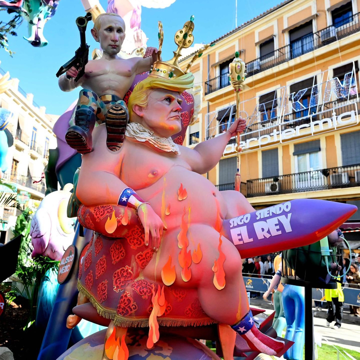 Figuren von Donald Trump und Wladimir Putin bei den Fallas in Valencia