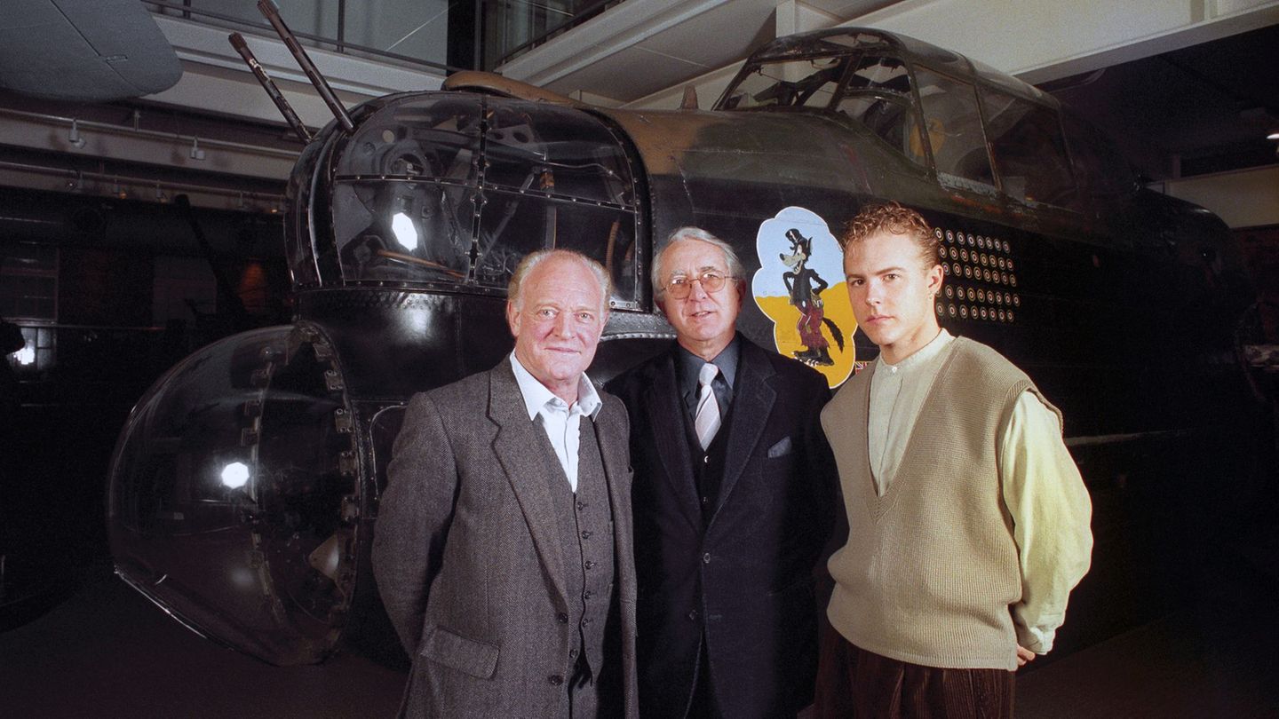 Der britische Spionagethriller-Autor Len Deighton (Mitte) ist im Alter von 97 Jahren gestorben. (Archivbild) Foto: Sean Dempsey/