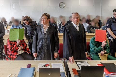 Die beiden Angeklagten wollten sich bei der Prozesseröffnung nicht äußern, sagten ihre Verteidiger. Foto: Markus Scholz/dpa
