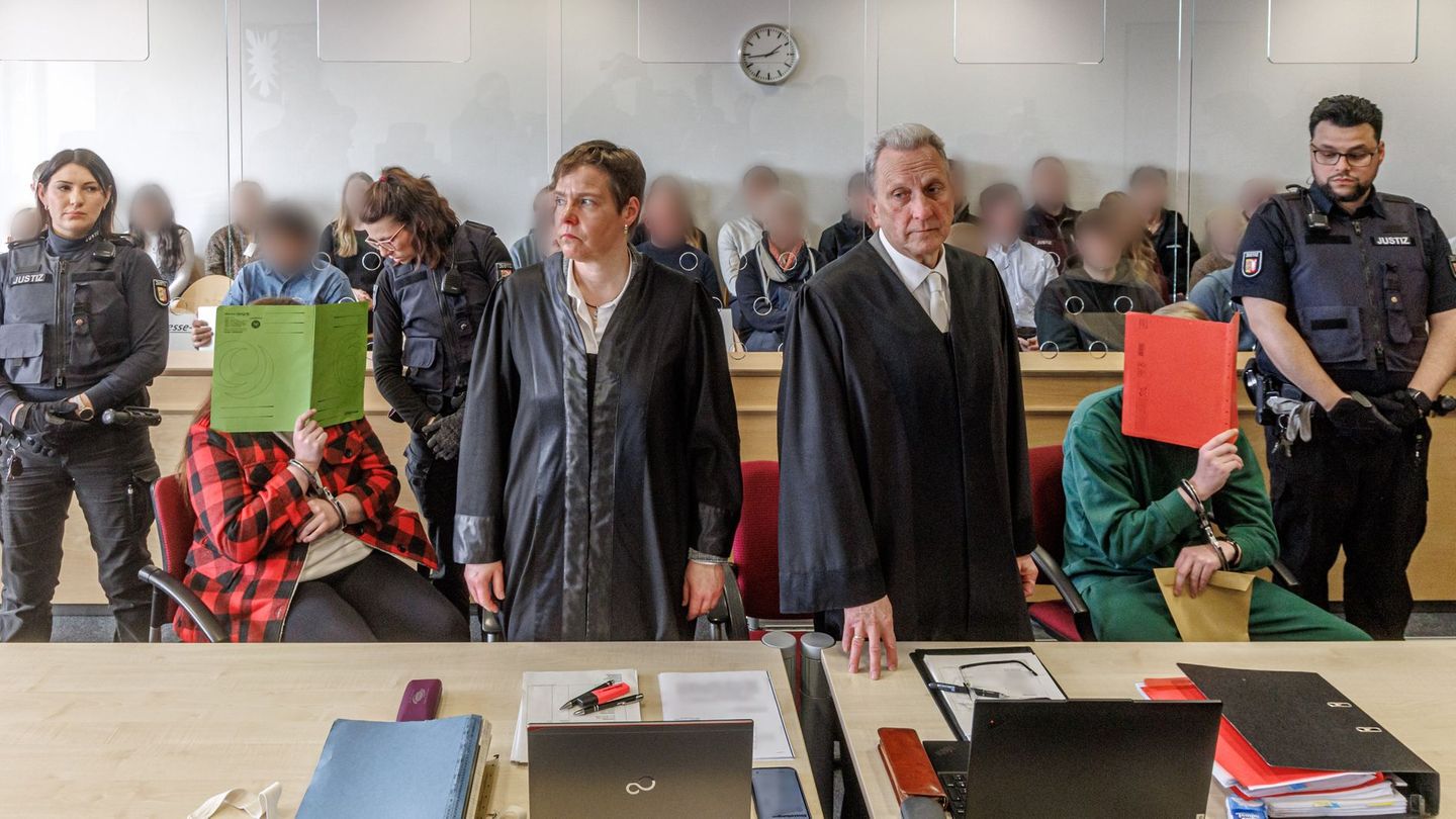 Die beiden Angeklagten wollten sich bei der Prozesseröffnung nicht äußern, sagten ihre Verteidiger. Foto: Markus Scholz/dpa