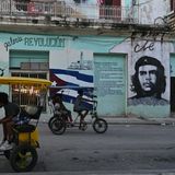 Aufmerksam blickt Kubas berühmter Revolutionär Che Guevara in die Straße. Der einst gefeierte Umsturz aber hat das Land nicht nur isoliert, sondern auch in bittere Armut gestürzt.